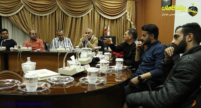 جلسه هم اندیشی با خانواده های تیم 15 و 17 سال باشگاه فوتبال پیشگامان مشهد