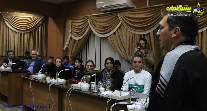 جلسه ارائه گزارش 6 ماه تیم نونهال و نوجوان باشگاه فوتبال پیشگامان مشهد