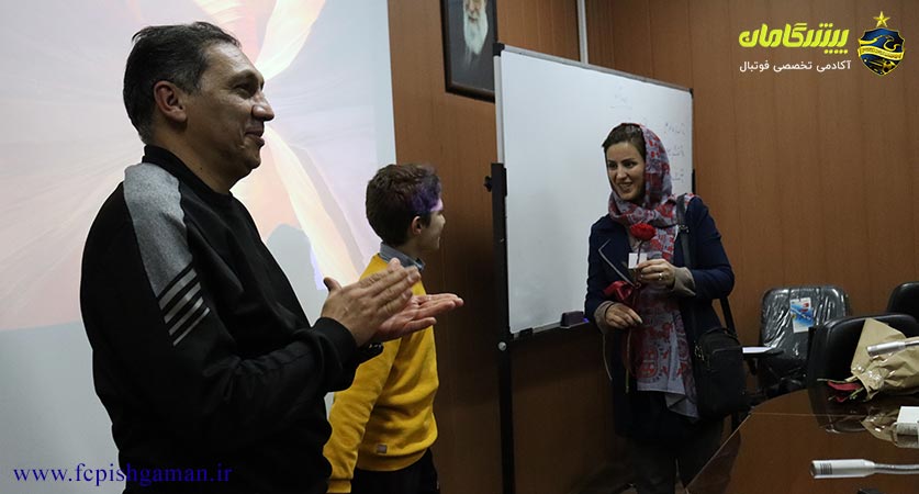 قدردانی بازیکنان باشگاه فوتبال پیشگامان مشهد در روز مادر